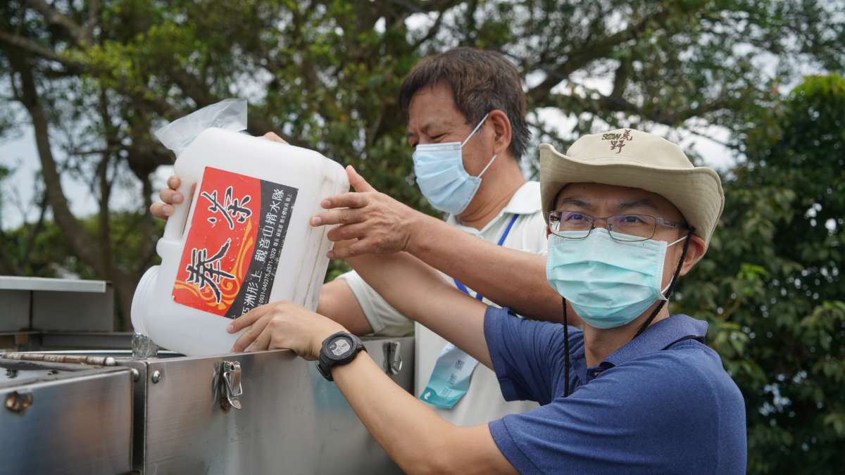 揹水奉茶(左-水保處顏處長、右-奉茶黃執行長)