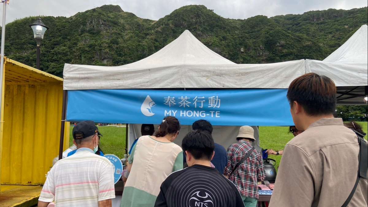 05_奉茶行動結合「台琉國際帆船賽」推廣活動_民眾排隊盛水