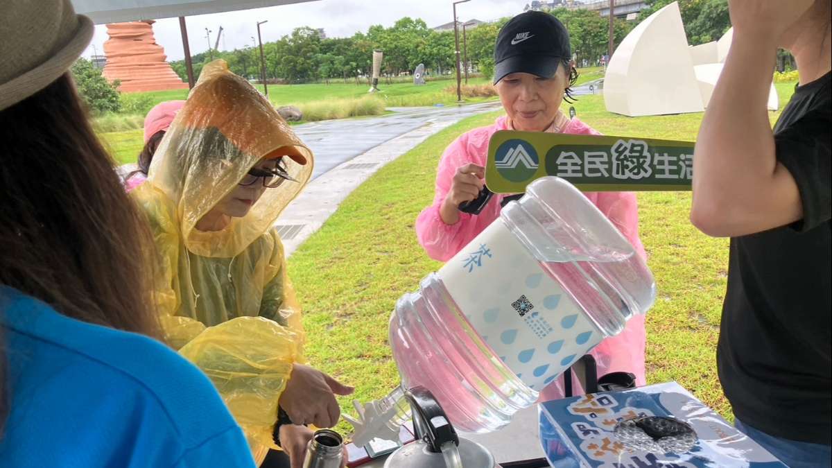 11_奉茶行動結合「新北市美術館運動會」推廣活動_民眾盛裝飲用水